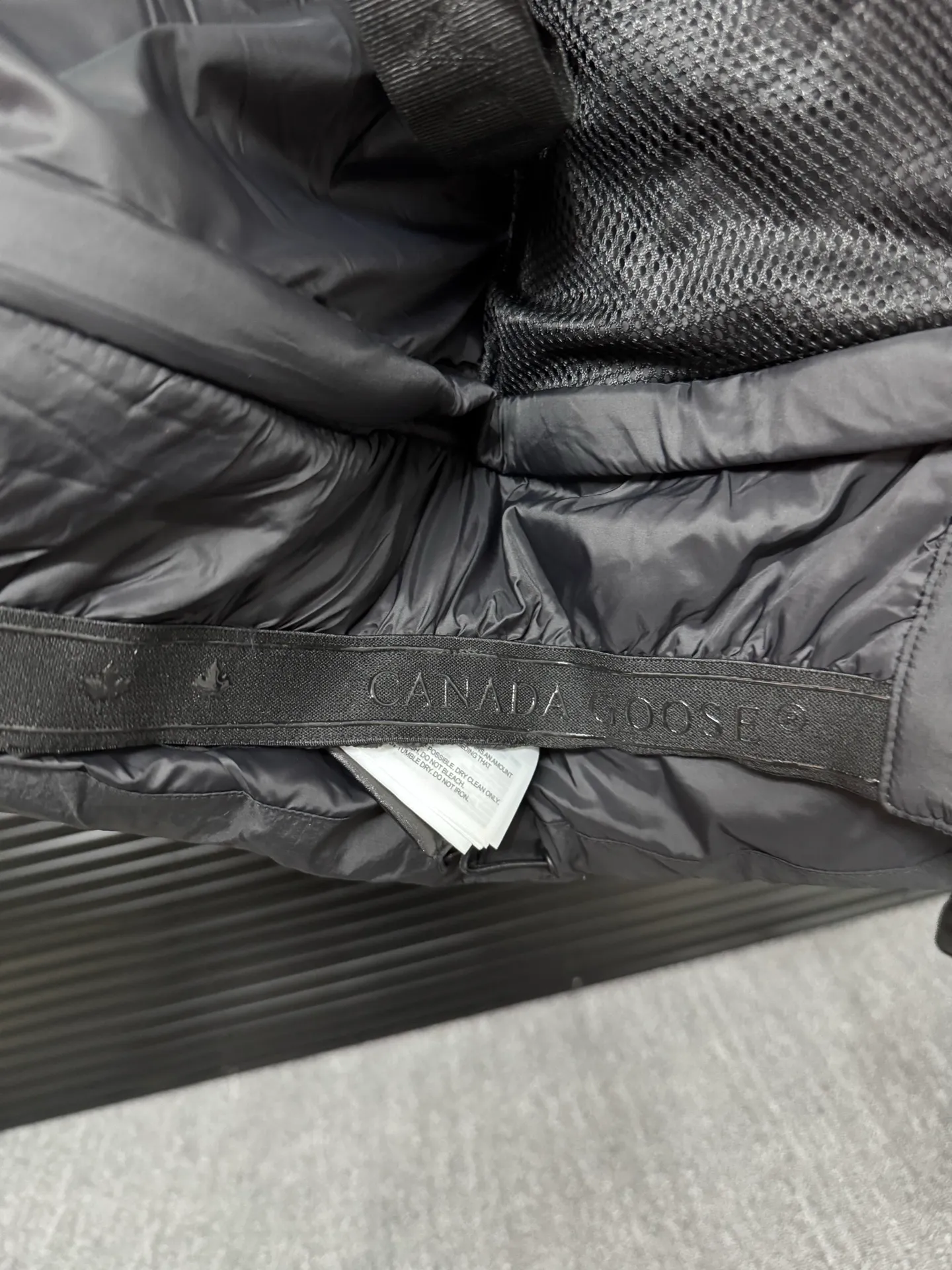P860 Big Goose Ouyang Nana Second Generation (higher version) Canada goose Canada Goose Black Label Down Jacket A must-have in the outerwear world, the Big Goose Black Label down jacket! The latest designer styles! The goose down jacket has always been a popular element of fashion and is loved by experts from all walks of life! Fashionable hooded cut, high-end customer-supplied fine goose down, high resilience, smooth zipper, strong and firm. Pockets on both sides can store small items, free your hands, and you can go out without worries. It can also meet the need of putting your hands in your pockets👏👏Produced by Big Goose, it can be used as a group uniform by many celebrities. This down jacket uses a double-layer anti-down lining design, which has strong windproof performance and will be very warm in winter! Newly labeled white duck down filling, high fluffiness, windproof hooded design. When walking outdoors, pull the collar to the highest position, put your hands in the pockets and it will be very warm. It can be easily controlled by all body types! The interior is equipped with an elastic snow skirt design for better wrapping. The simple and neat style design highlights the masculine temperament. The impeccable style is classic and never goes out of style. It is warm and practical, and it is versatile! You can enter with your eyes closed!  Color: Black Khaki Size: XS-XXL